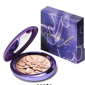 LE new Mac x L highlighter from Mac x Lisa collection by Lisa from Black Pink